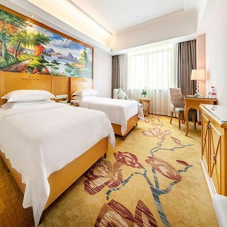 Vienna Hotel Banxuegang Road เซินเจิ้น ภายนอก รูปภาพ