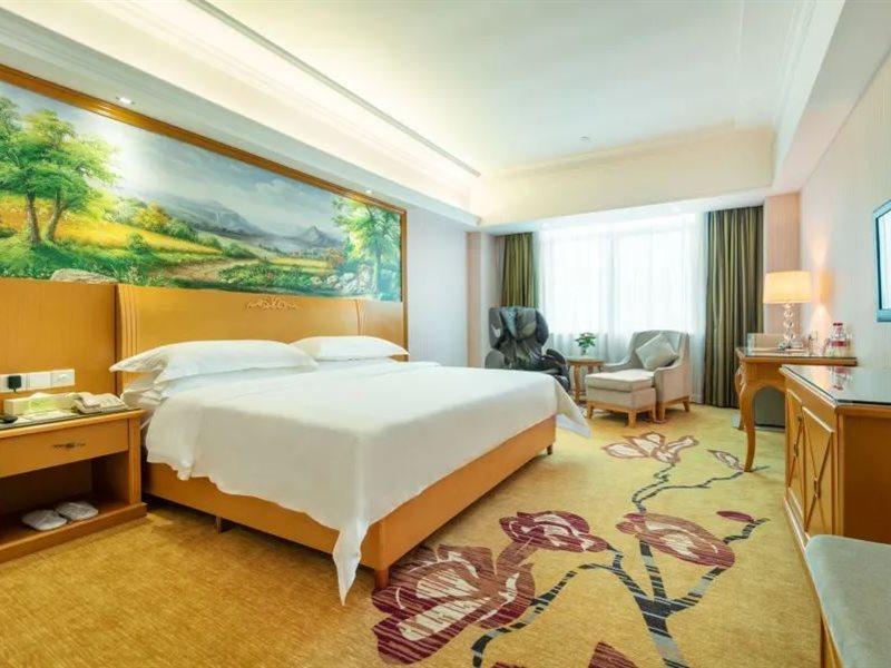 Vienna Hotel Banxuegang Road เซินเจิ้น ภายนอก รูปภาพ
