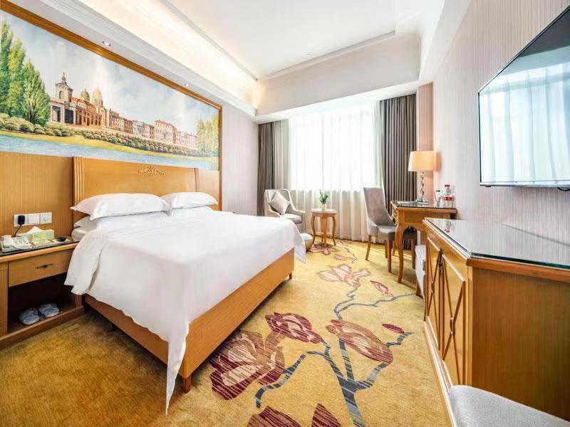 Vienna Hotel Banxuegang Road เซินเจิ้น ภายนอก รูปภาพ