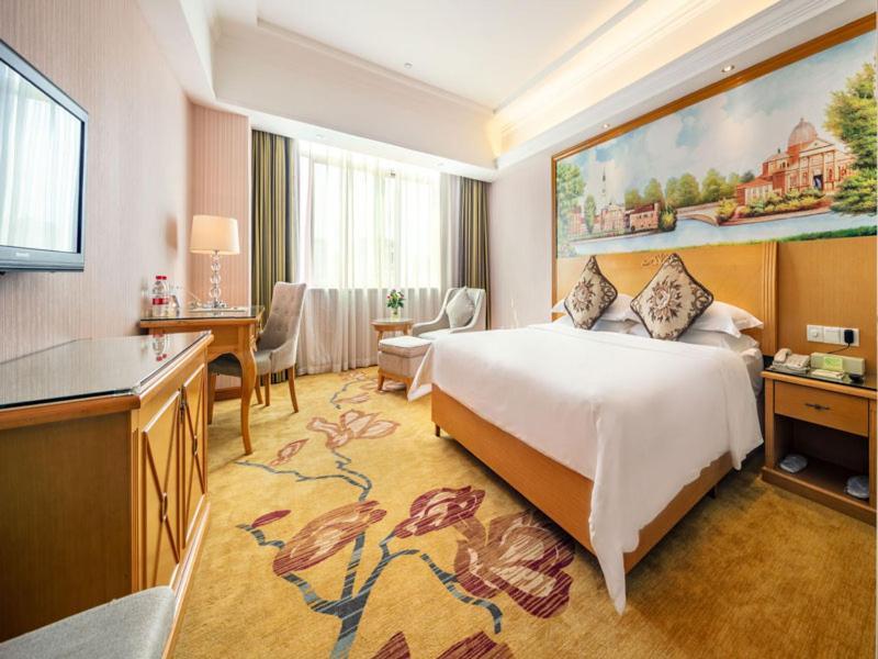 Vienna Hotel Banxuegang Road เซินเจิ้น ภายนอก รูปภาพ