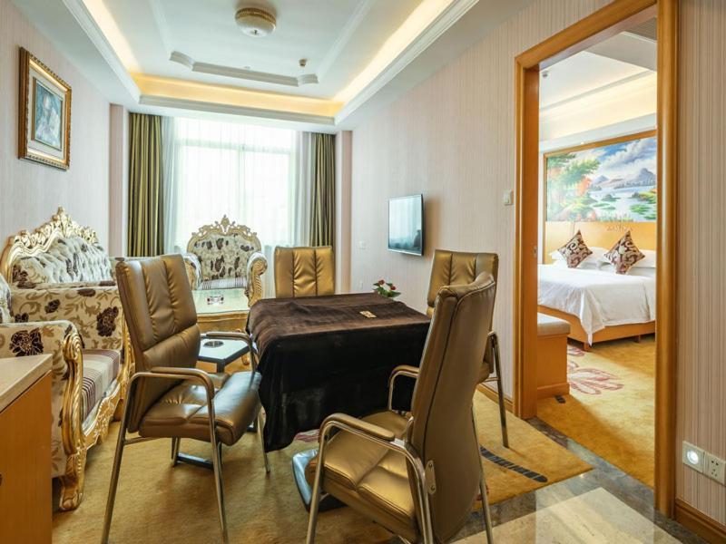 Vienna Hotel Banxuegang Road เซินเจิ้น ภายนอก รูปภาพ